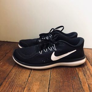 Women’s Nike Flex 2017 Run (size 6)